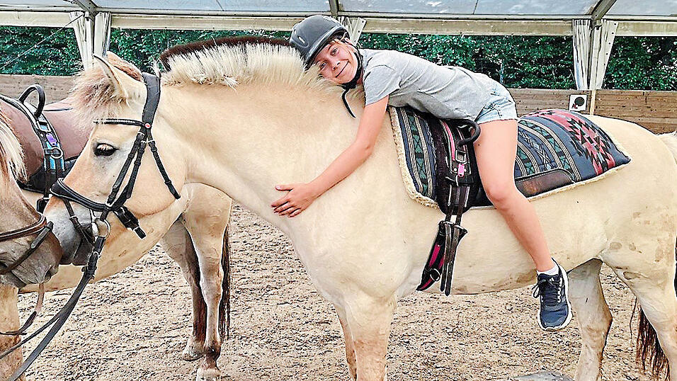 Die Teilnehmer am Wahlfach gehen auf Tuchf&uuml;hlung mit den Fjordpferden.