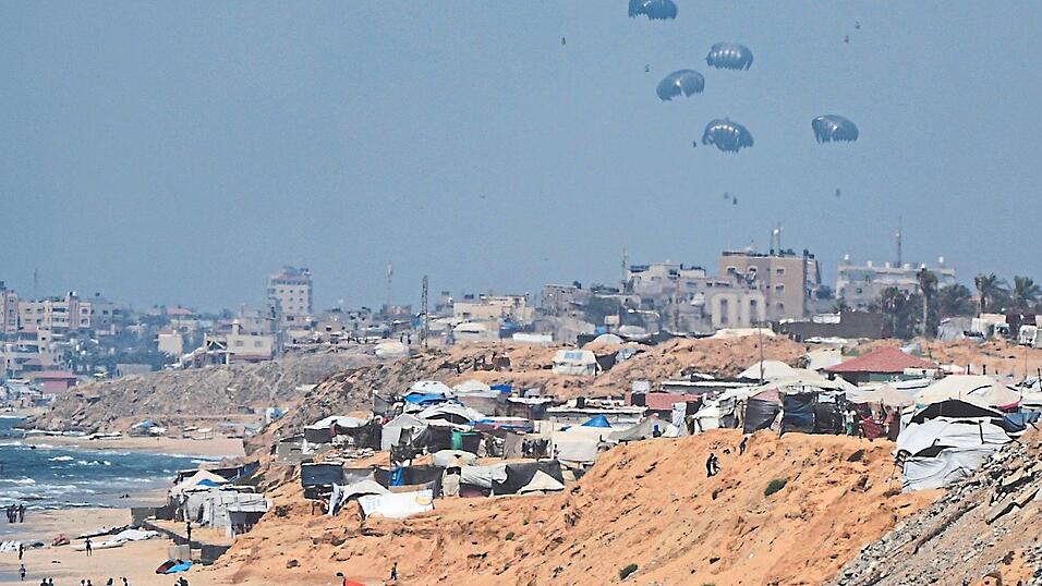 Mehrere Länder versorgen die Menschen im Gazastreifen mittlerweile aus der Luft mit Lebensmitteln. Auch Hilfsgüter aus Deutschland sind nun auf dem Weg in den Nahen Osten. Mehrere Länder versorgen die Menschen im Gazastreifen mittlerweile aus der Luft mit Lebensmitteln. Auch Hilfsgüter aus Deutschland sind nun auf dem Weg in den Nahen Osten.