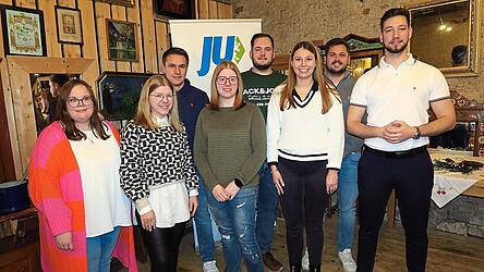 Die neu gewählte JU-Vorstandschaft: Valentin Bauer, Markus Inhofer, Verena Aumer, Martin Fischer, Linda Schmalzl, Bastian Scherm, Lena Schmalzl und Natalie Pavitsch (von rechts).