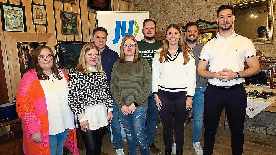 Die neu gew&auml;hlte JU-Vorstandschaft: Valentin Bauer, Markus Inhofer, Verena Aumer, Martin Fischer, Linda Schmalzl, Bastian Scherm, Lena Schmalzl und Natalie Pavitsch (von rechts).