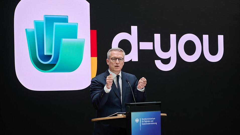 Karsten Wildberger präsentiert bei einer Pressekonferenz den Namen und das Logo der EUDI-Wallet „d-you“. Karsten Wildberger präsentiert bei einer Pressekonferenz den Namen und das Logo der EUDI-Wallet „d-you“.