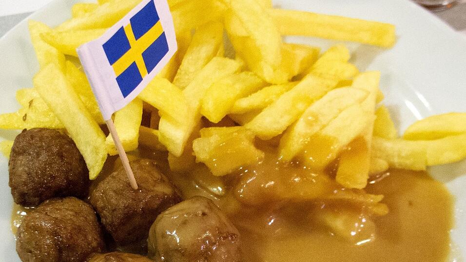 Für alle, die die beliebten Fleischbällchen 'Köttbullar' der Möbelkette Ikea schon mal zu Hause nachkochen wollten, gibt es jetzt das Rezept dazu. Für alle, die die beliebten Fleischbällchen 'Köttbullar' der Möbelkette Ikea schon mal zu Hause nachkochen wollten, gibt es jetzt das Rezept dazu.