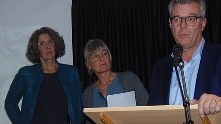 Bürgermeister Hans Schmalhofer mit den Stadtplanerinnen Martina Schneider und Barbara Humel (v.l.).