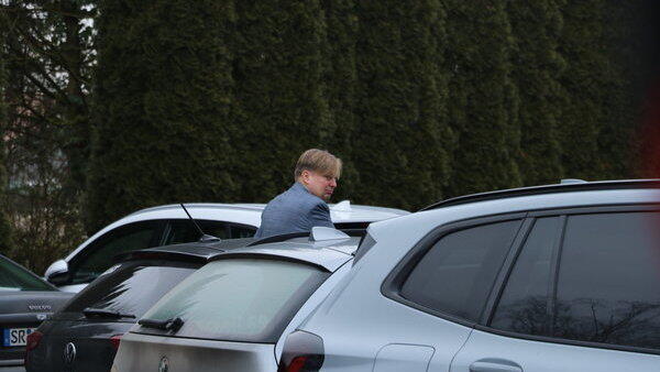 Mit rund zwei Stunden Verspätung erschien Maximilian Krah in Mariaposching. Mit rund zwei Stunden Verspätung erschien Maximilian Krah in Mariaposching.