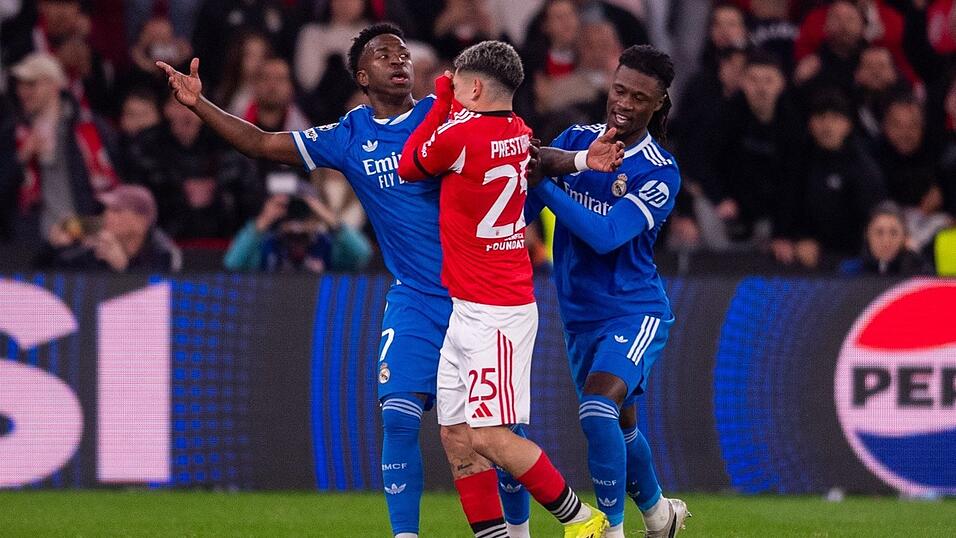 Vinicius Junior (l) und Gianluca Prestianni (M) geraten aneinander. Was hat der Benfica-Profi zum Real-Madrid-Star gesagt? (Archivbild)