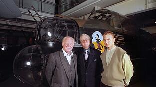 Der britische Spionagethriller-Autor Len Deighton (Mitte) ist im Alter von 97 Jahren gestorben. (Archivbild)