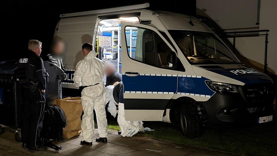 Polizei und Spurensicherung untersuchten die Wohnung, in der die Leiche in der Kühltruhe gefunden wurde. Polizei und Spurensicherung untersuchten die Wohnung, in der die Leiche in der Kühltruhe gefunden wurde.