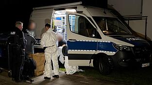 Polizei und Spurensicherung untersuchten die Wohnung, in der die Leiche in der K&uuml;hltruhe gefunden wurde.