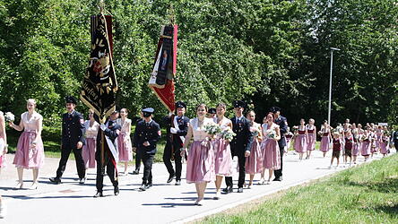 Das Festgefolge des Jubelvereins aus Wallerfing.