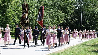 Das Festgefolge des Jubelvereins aus Wallerfing.