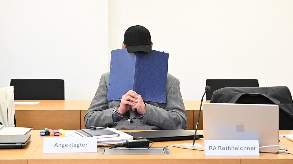Ein 39 Jahre alter Mann soll in Zwiesel zwei Nachbarinnen und einen Nachbarn ermordet haben. Gegen ihn hat nun vor dem Landgericht Deggendorf der Prozess begonnen. Ein 39 Jahre alter Mann soll in Zwiesel zwei Nachbarinnen und einen Nachbarn ermordet haben. Gegen ihn hat nun vor dem Landgericht Deggendorf der Prozess begonnen.
