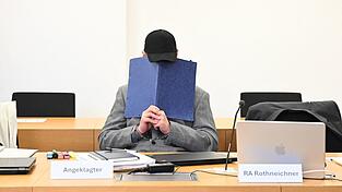 Ein 39 Jahre alter Mann soll in Zwiesel zwei Nachbarinnen und einen Nachbarn ermordet haben. Gegen ihn hat nun vor dem Landgericht Deggendorf der Prozess begonnen.