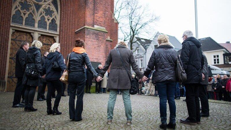 Menschen stehen am 24.03.2016 in Haltern am See (Nordrhein-Westfalen) bei einer Gedenkminute auf dem Platz vor der St-Sixtus Kirche in einem Kreis. 16 Schüler und zwei Lehrkräfte des Joseph-König-Gymnasiums befanden sich an Bord der Germanwings Maschine, die am 24.03.2015 auf dem Weg von Barcelona nach Düsseldorf abgestürzt war. Menschen stehen am 24.03.2016 in Haltern am See (Nordrhein-Westfalen) bei einer Gedenkminute auf dem Platz vor der St-Sixtus Kirche in einem Kreis. 16 Schüler und zwei Lehrkräfte des Joseph-König-Gymnasiums befanden sich an Bord der Germanwings Maschine, die am 24.03.2015 auf dem Weg von Barcelona nach Düsseldorf abgestürzt war.