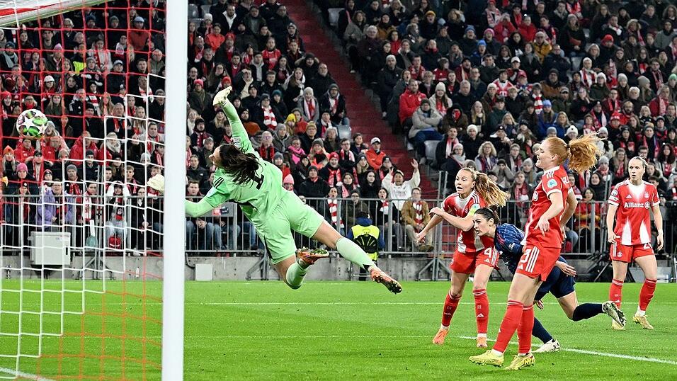 Arsenals Emily Fox erzielt das Tor zum 1:0 für Arsenal.