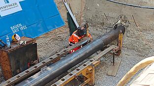 Von der Albinstra&szlig;e her wird ein 14 Meter langes Schutzrohr mittels eines R&auml;umbohrers unter die Schienen geschoben, bis es beim Aushub in der Mitte der Industriestra&szlig;e knapp unterhalb der bestehenden Hochdruckleitung ankommt. Danach wird die eigentliche Gasleitung aus Stahl eingef&uuml;hrt.