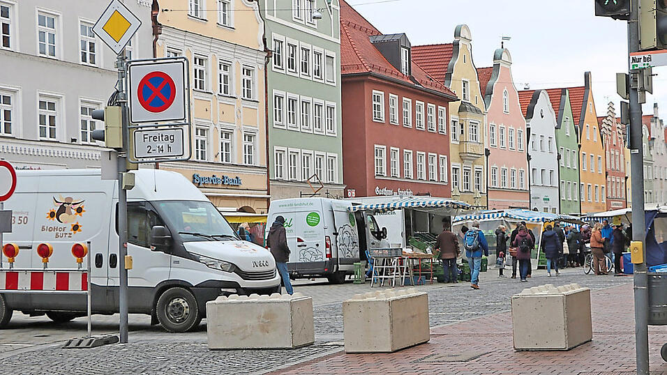 Ein noch ungewohntes Bild: In der Neustadt sind im Fu&szlig;g&auml;ngerbereich massive Betonhindernisse aufgestellt worden. Au&szlig;erdem versperren Transporter die Eing&auml;nge zum Wochenmarkt, sodass Fahrzeuge nicht mehr aufs Gel&auml;nde gesteuert werden k&ouml;nnen. Damit will die Stadt zur Sicherheit von Besuchern und Beschickern beitragen.