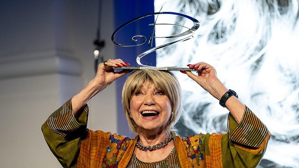 Die Freude ist ihr anzusehen: Judy Winter. Die Freude ist ihr anzusehen: Judy Winter.