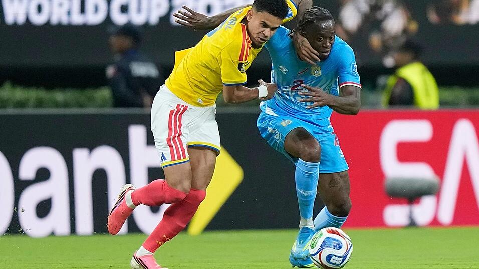 Bayern-Profi Díaz (links) traf zwar nicht selbst, jubelte aber über den Sieg Kolumbiens bei der WM. Bayern-Profi Díaz (links) traf zwar nicht selbst, jubelte aber über den Sieg Kolumbiens bei der WM.