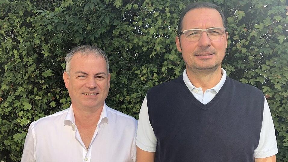 Geschäftsführer Hermann Reiß und Berater Heiko Koch haben das neue Logo der Regensburg Adler präsentiert. Geschäftsführer Hermann Reiß und Berater Heiko Koch haben das neue Logo der Regensburg Adler präsentiert.
