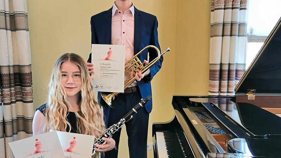 Stolz präsentieren Veronika und Johannes Troiber die Urkunden des Carl-Schröder-Wettbewerbs. Stolz präsentieren Veronika und Johannes Troiber die Urkunden des Carl-Schröder-Wettbewerbs.