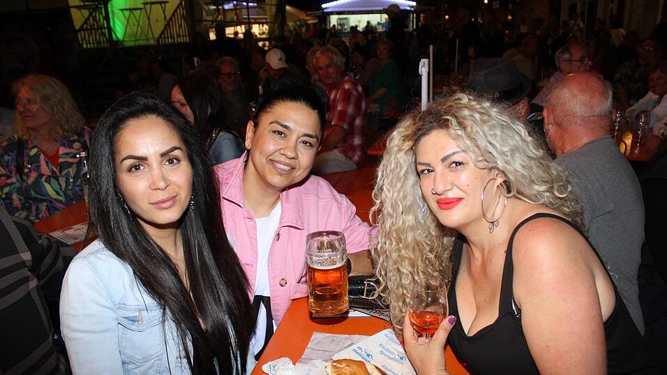 Viele Landshuter genossen ihren Freitagabend auf dem Bismarckplatzfest.