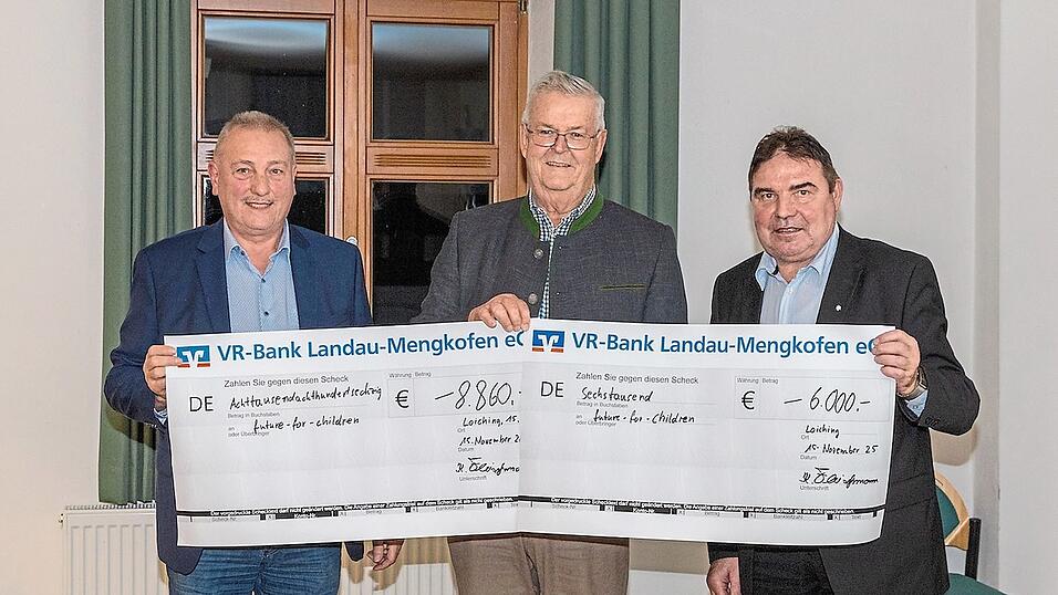 Franz Eberl und Karl Fleischmann überreichten die Spendenschecks vom Hungermarsch an den Vorsitzenden von future-for-children, Franz X. Hirtreiter. Franz Eberl und Karl Fleischmann überreichten die Spendenschecks vom Hungermarsch an den Vorsitzenden von future-for-children, Franz X. Hirtreiter.