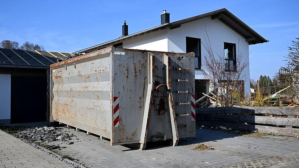 Der Container steht schon: Drei H&auml;user m&uuml;ssen abgerissen werden.