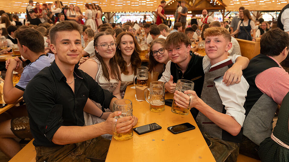 Die Partybilder vom Montag, 21. August 2023, aus dem Festzelt Nothaft. Die Partybilder vom Montag, 21. August 2023, aus dem Festzelt Nothaft.