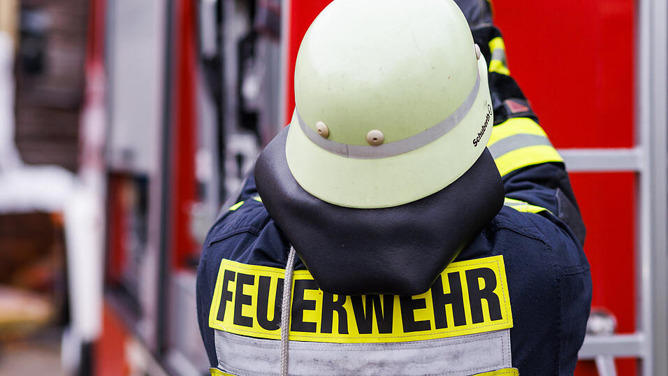 Die Feuerwehrler mussten die Tür zur Wohnung mit Gewalt öffnen. (Symbolbild)