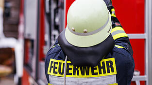 Die Feuerwehrler mussten die Tür zur Wohnung mit Gewalt öffnen. (Symbolbild)