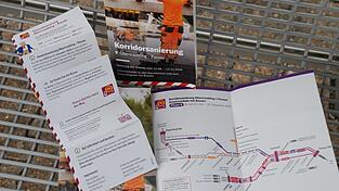 Im Faltblatt gibt es unter anderem die Liniennetzpl&auml;ne zu sehen.