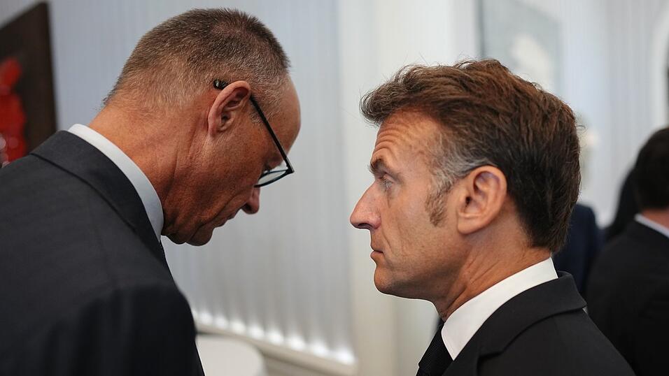 Bundeskanzler Friedrich Merz (CDU, l.) und Frankreichs Pr&auml;sident Emmanuel Macron setzen sich im Westbalkan f&uuml;r abgestufte Formen der EU-Integration ein.