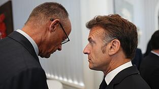 Bundeskanzler Friedrich Merz (CDU, l.) und Frankreichs Pr&auml;sident Emmanuel Macron setzen sich im Westbalkan f&uuml;r abgestufte Formen der EU-Integration ein.