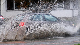 Aquaplaning verursachte den Unfall am Montagabend. (Symbolbild)