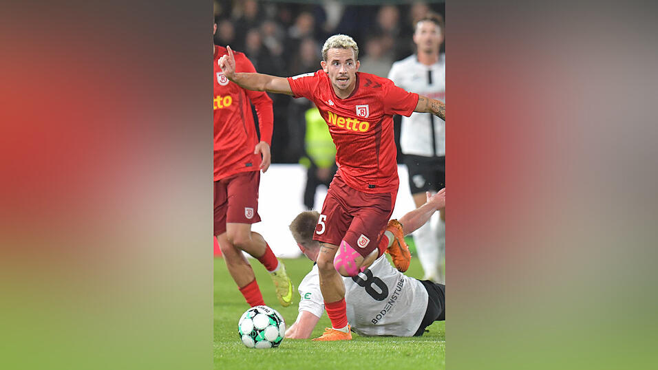 In Verl hat der SSV Jahn Regensburg eine 2:0-F&uuml;hrung verspielt. An diesem Samstag im Heimspiel gegen Wehen Wiesbach wollen Sascha Hingerl (am Ball) & Co. wieder dreifach punkten.