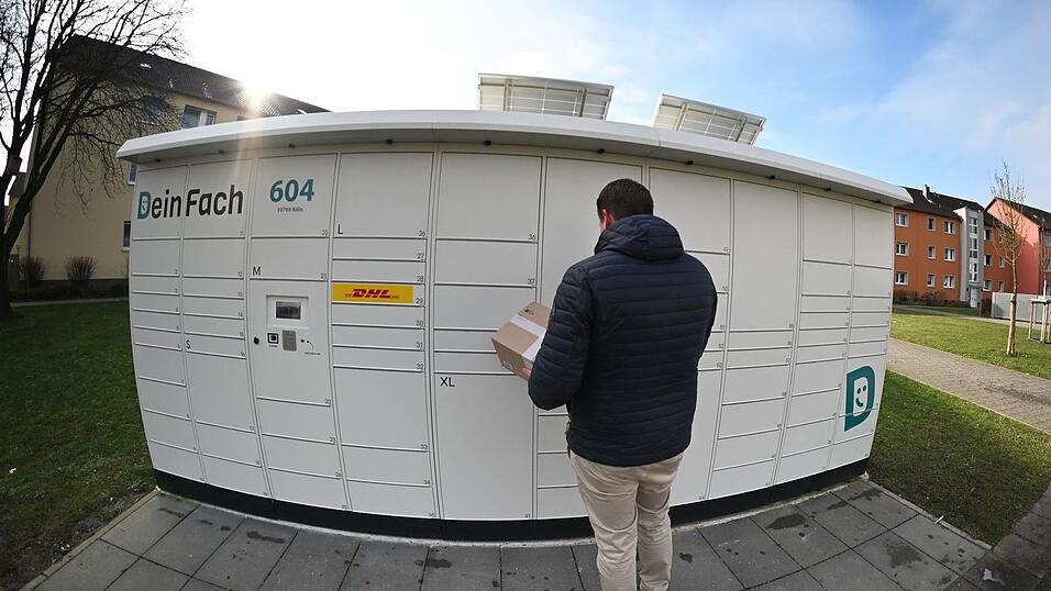 In Betrieb genommen: Der Geschäftsführer der DHL-Tochter DeinFach, Lukas Beckedorff, legt ein Paket in einen seiner Automaten. In Betrieb genommen: Der Geschäftsführer der DHL-Tochter DeinFach, Lukas Beckedorff, legt ein Paket in einen seiner Automaten.
