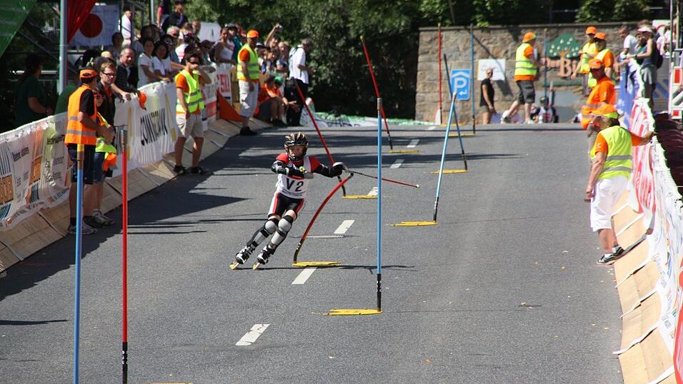 Sie gehört zu den überregional bekannten Abteilungen des FC Chammünster: die Ski- und Inlineabteilung. 2012 fand in Cham die Inline-Weltmeisterschaft statt. Der Hauptverein kämpft um die Zukunft - es braucht junge Ehrenamtliche. (Archivfoto) Sie gehört zu den überregional bekannten Abteilungen des FC Chammünster: die Ski- und Inlineabteilung. 2012 fand in Cham die Inline-Weltmeisterschaft statt. Der Hauptverein kämpft um die Zukunft - es braucht junge Ehrenamtliche. (Archivfoto)