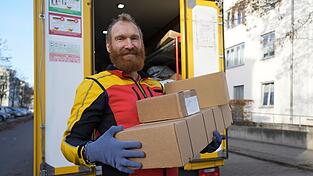 Paketbote Steve Josch wünscht sich mehr Wertschätzung und Entgegenkommen von den Kunden. Paketbote Steve Josch wünscht sich mehr Wertschätzung und Entgegenkommen von den Kunden.