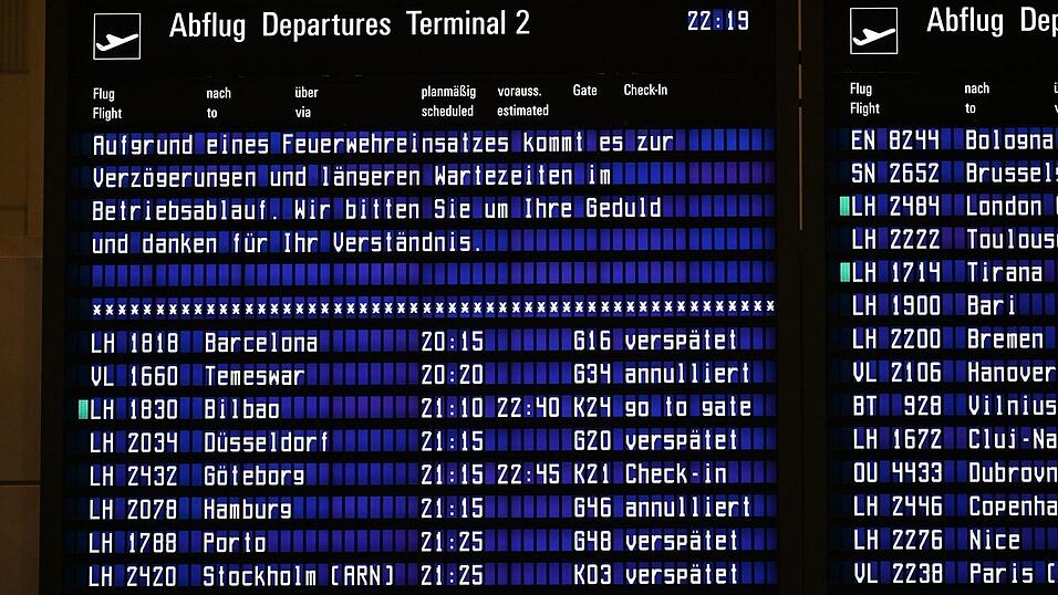 Die Anzeigetafeln des Flughafens informierten die Reisenden über verspätete und annullierte Flüge. Die Anzeigetafeln des Flughafens informierten die Reisenden über verspätete und annullierte Flüge.