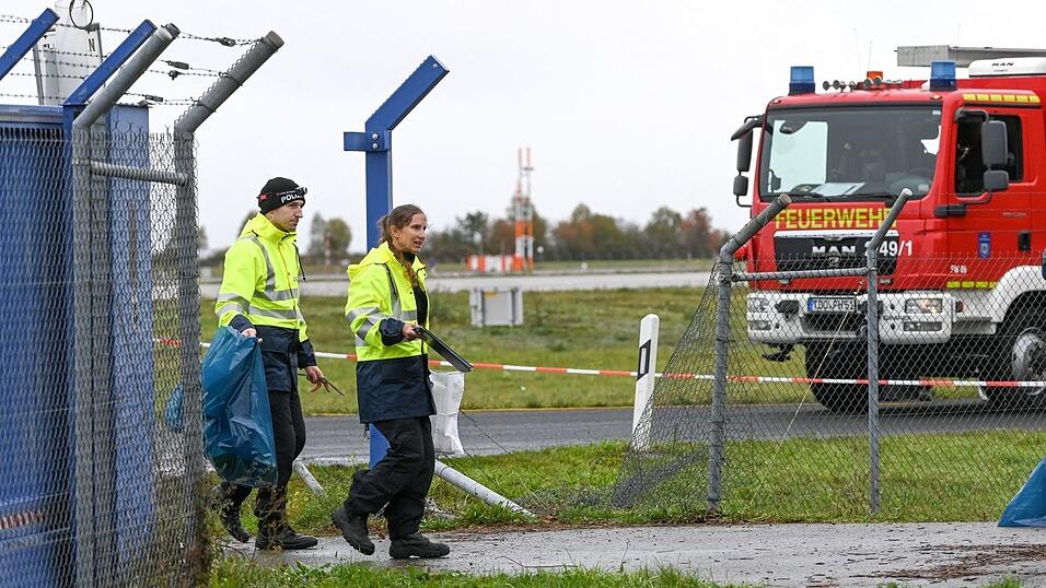 Zwei Männer sollen bei einer Fahrübung die Kontrolle über ihr Auto verloren haben. Zwei Männer sollen bei einer Fahrübung die Kontrolle über ihr Auto verloren haben.