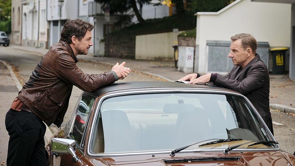 Die Kommissare Thorsten Lannert (Richy M&uuml;ller; rechts) und Sebastian Bootz (Felix Klare) treffen in diesem Fall auf zwei Welten, die aufeinanderprallen.