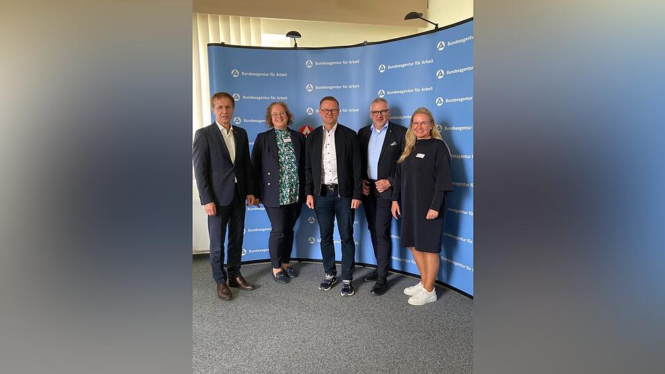 Hans Schmidt (von links), Evelyn Weilmeier, Matthias Dengler, Karl Heinz Friedrich und die Pressesprecherin der Arbeitsagentur, Doris Schramm