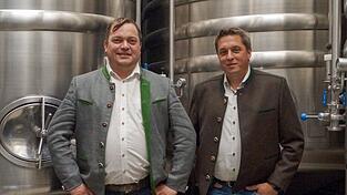 Braumeister Wolfgang Gabler (l.) hofft, dass die Regensburger Spitalbrauerei die aktuellen Preise zumindest halten kann. Braumeister Wolfgang Gabler (l.) hofft, dass die Regensburger Spitalbrauerei die aktuellen Preise zumindest halten kann.