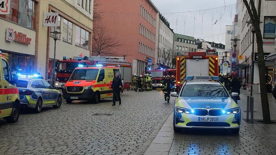 In Passau ist am Freitagvormittag ein Lastwagen in eine Menschenmenge gefahren. Eine Frau und ihre Tochter kamen dabei ums Leben, mehrere andere Passanten wurden schwer verletzt. 