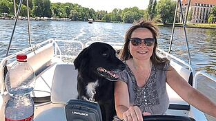 Andrea Schwarzmeier, hier mit Hund Sam auf den Gewässern rund um Potsdam, der Havel und dem Wannsee, hat das Internationale Zertifikat zum Führen von Sport- und Freizeitfahrzeugen.
