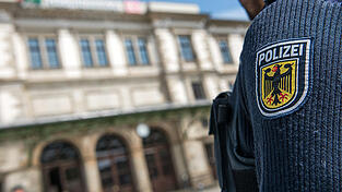 Die Jugendliche wurde von den Polizisten erkannt. (Symbolbild)