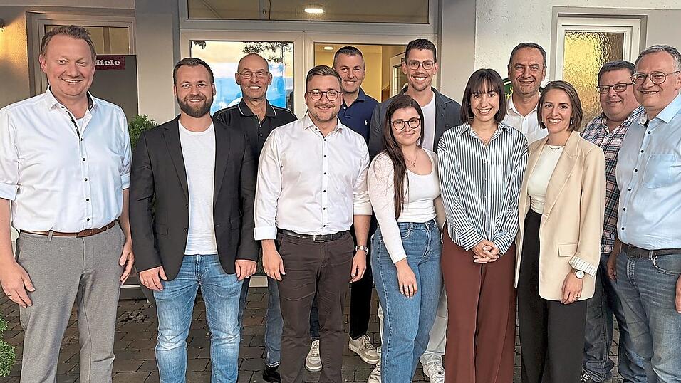 Die Vorstandschaft der Werbegemeinschaft Dingolfing mit den Beisitzern und Bürgermeister Valentin Walk. Bei der Jahreshauptversammlung standen die Entwicklung der Innenstadt, erfolgreiche Veranstaltungen und die Planungen für die kommenden Monate im Mittelpunkt. Die Vorstandschaft der Werbegemeinschaft Dingolfing mit den Beisitzern und Bürgermeister Valentin Walk. Bei der Jahreshauptversammlung standen die Entwicklung der Innenstadt, erfolgreiche Veranstaltungen und die Planungen für die kommenden Monate im Mittelpunkt.