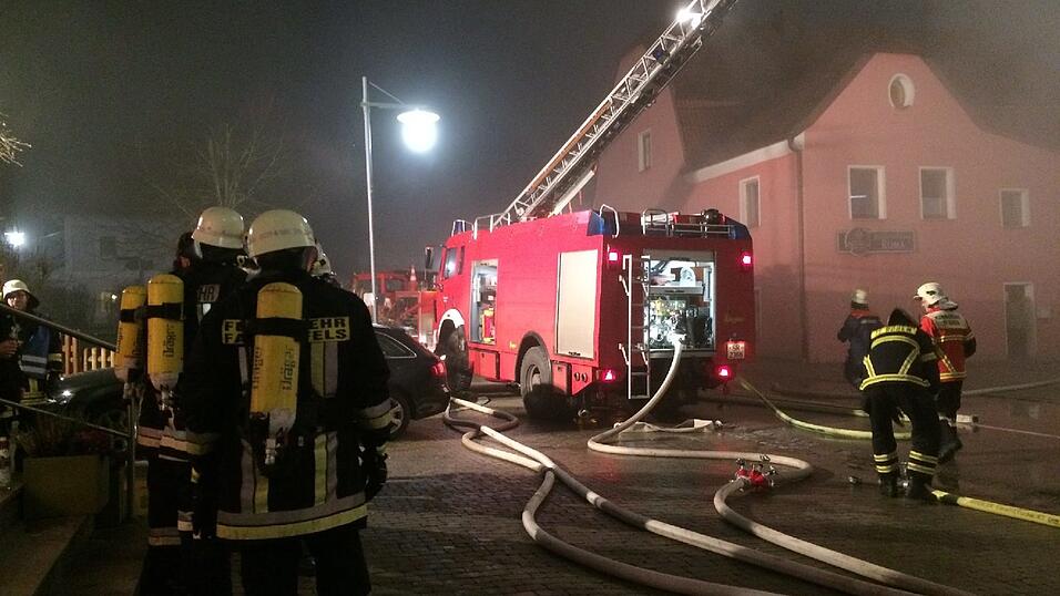 Die Kultdisko Penker in Ascha ist am frühen Mittwochmorgen in Flammen aufgegangen. Die Kultdisko Penker in Ascha ist am frühen Mittwochmorgen in Flammen aufgegangen.