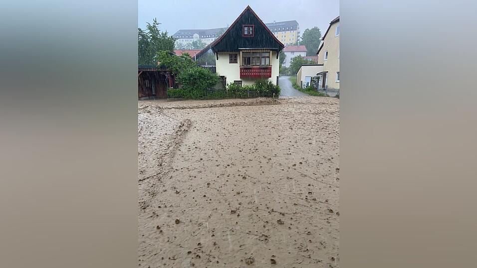 Ein heftiges Unwetter fegte am 9. Juni &uuml;ber Landshut hinweg und bescherte der Feuerwehr zahlreiche Eins&auml;tze.