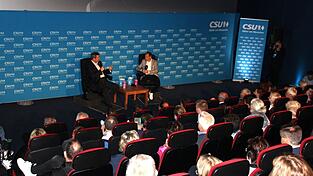 Ministerpräsident Markus Söder (links) plaudert im Kinosaal aus dem Nähkästchen seines Politikerlebens. Ministerpräsident Markus Söder (links) plaudert im Kinosaal aus dem Nähkästchen seines Politikerlebens.